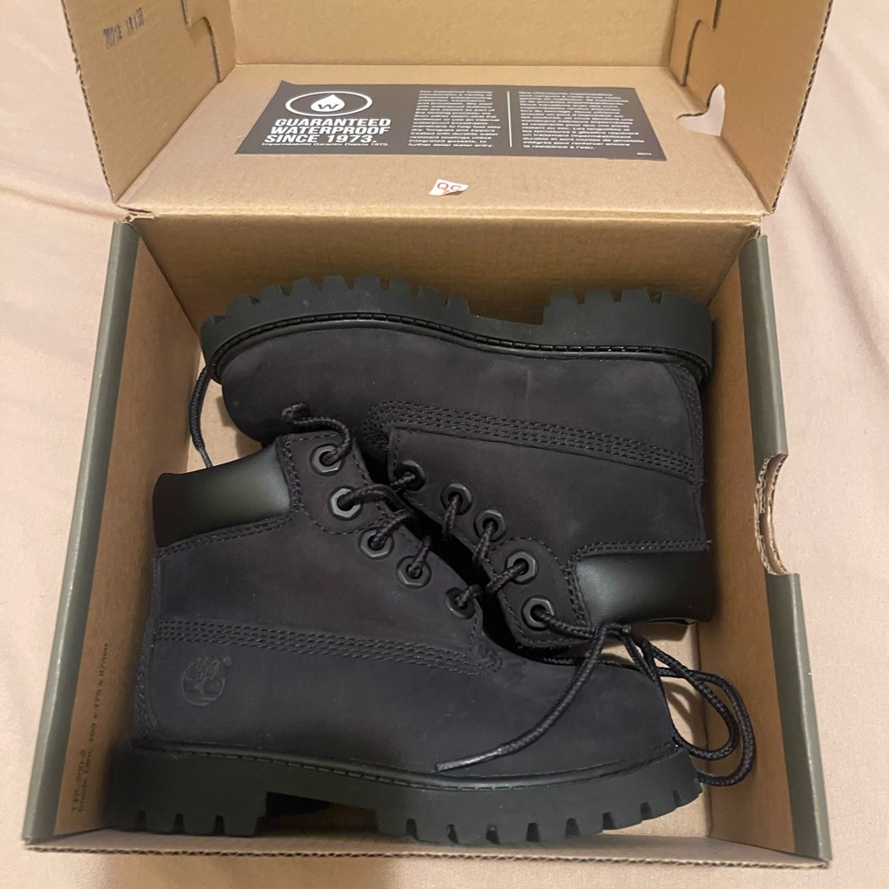Toddler 6-Inch Classic Waterproof Premium Boot SIZE 7 Worn TWICE.